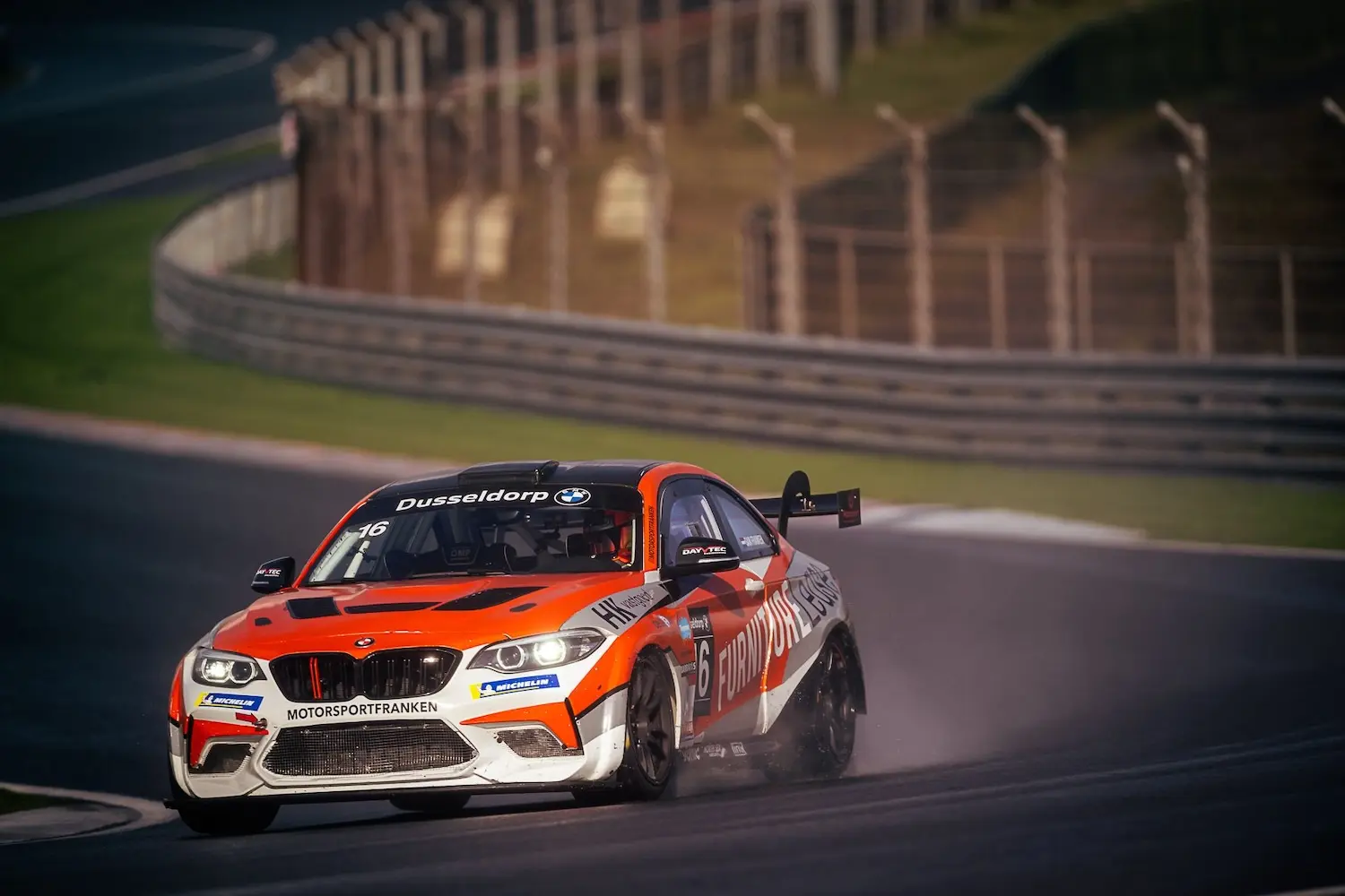 Raceauto in actie op het circuit